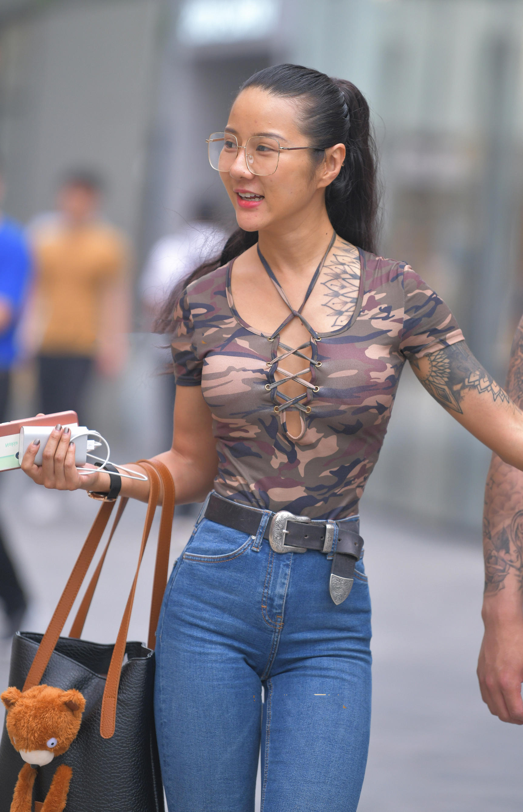 气质小姐姐紧身裤勾勒出丰腴翘臀，丰硕美腿，一看就经常锻炼