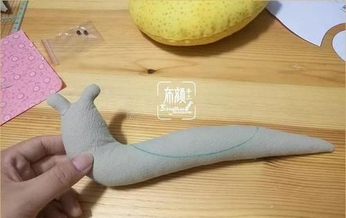 「布艺」一小块花布就能做玩偶,布艺蜗牛玩偶,做抱枕好舒服,附教程