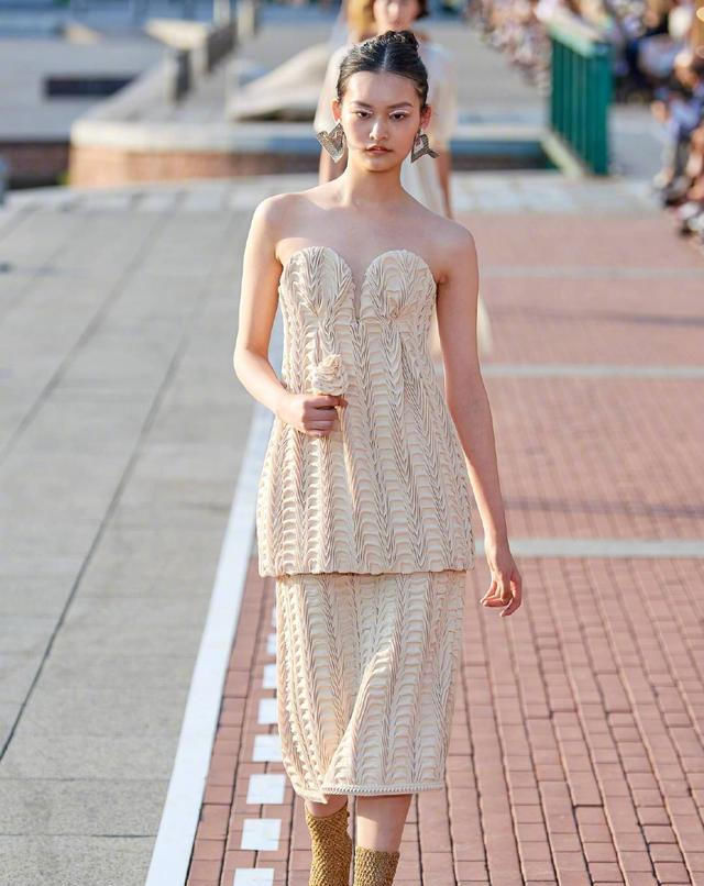 『连身裙』女人35岁,建议春夏多穿这浅黄色裙装搭牛仔外套,洋气减龄还不贵...