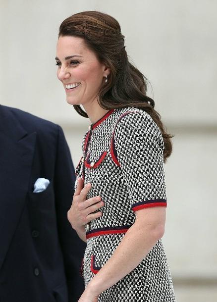 杨幂撞衫凯特王妃同一件衣服, 却穿出两种截然不同的风格