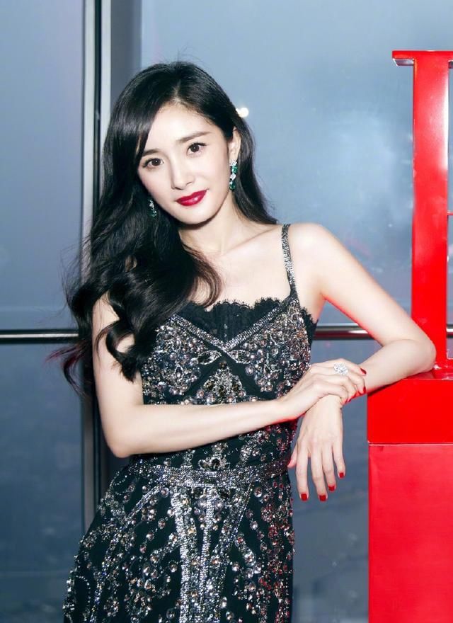 杨幂真厉害，一袭长裙抢回“腰精”称号，优雅惊艳！