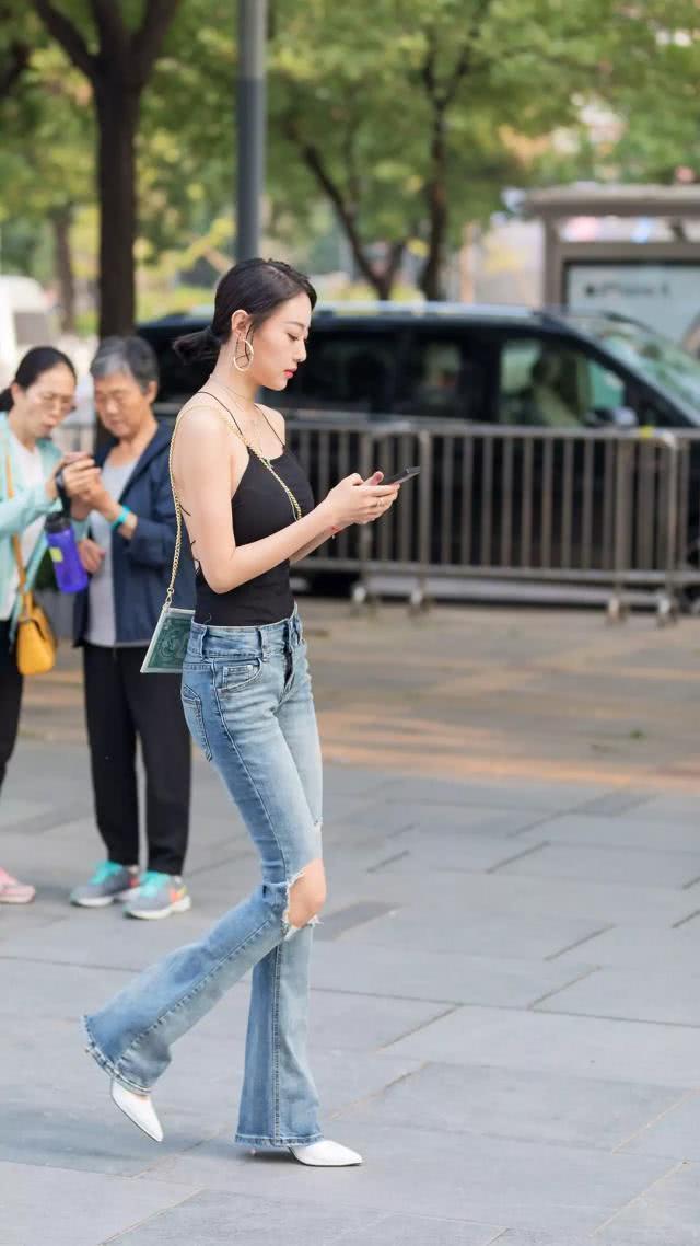『气质』街拍:时尚清新的气质美女,黑白色休闲装搭配长裤,休闲又不失气质