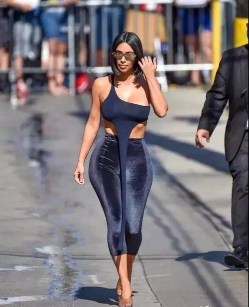 街拍美女：外国人的时尚有点看不太懂,这种衣服你见过没？