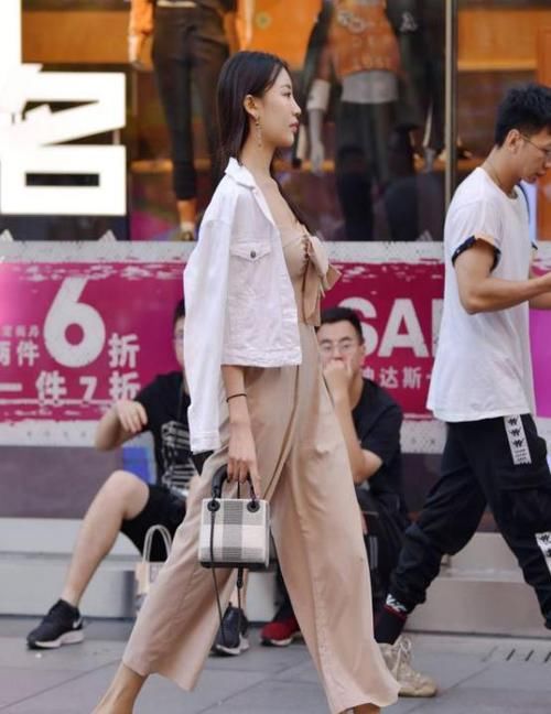 『小姐姐』街拍:气质高雅的美女,一条白色连衣裙,时尚优雅美丽大方