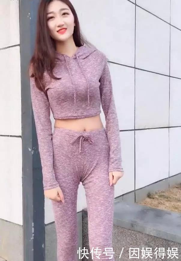 干练|街拍干练的小姐姐搭紫色套装,傲人的身姿使她特有亲和力