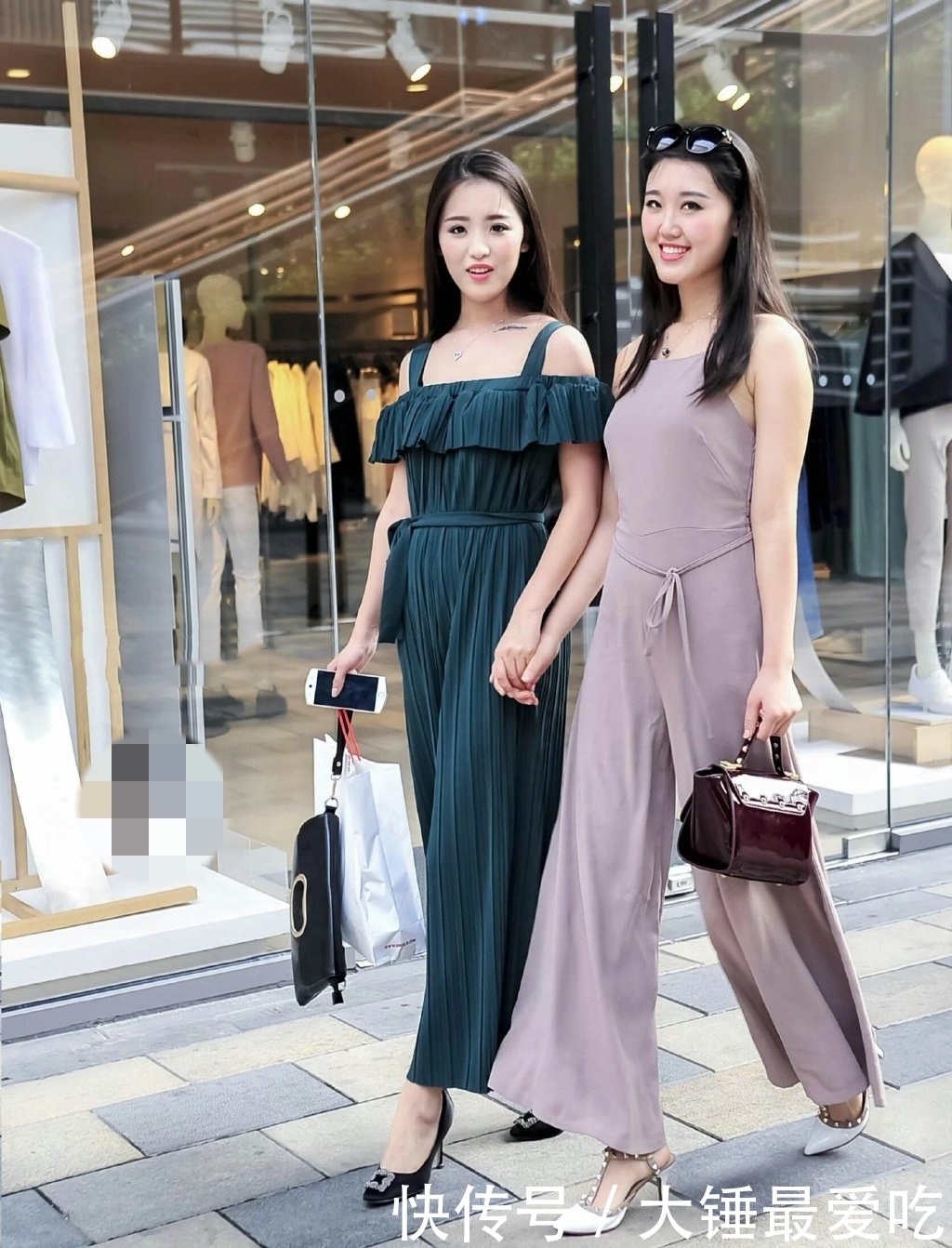  『漂亮』两位漂亮的美女，站立街头宛如一对姐妹花，性感优雅