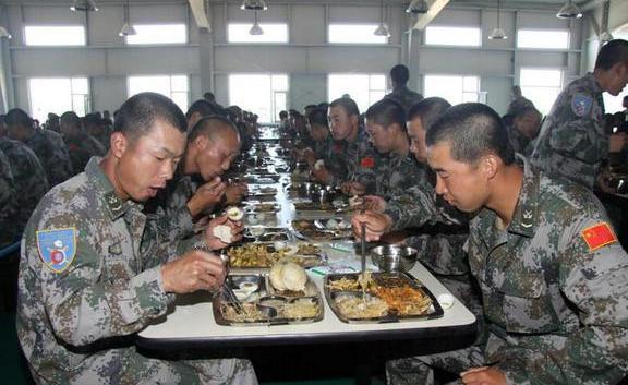 部队有剩菜剩饭吗? 如果出现浪费会怎样? 老兵: 后果非常严重