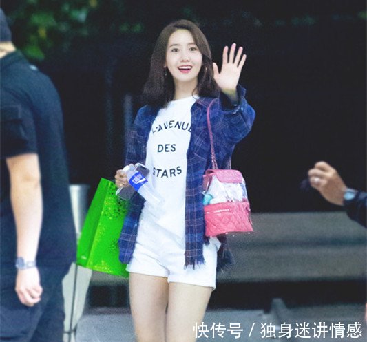 杨颖和林允儿，同穿拖鞋凹造型，网友时髦达人和买菜大嫂的差距