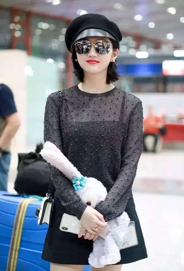 景甜的腿才是漫画腿,网友:以后长裙就别穿了