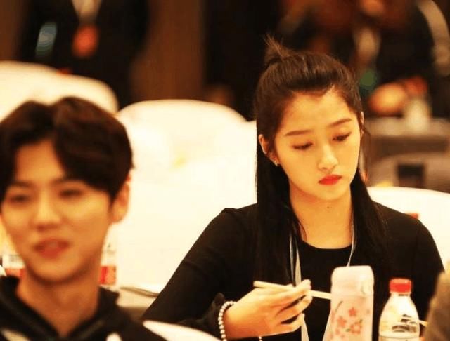 关晓彤鹿晗屡次被传分手，关晓彤爸爸的这条微博无意道出真相！