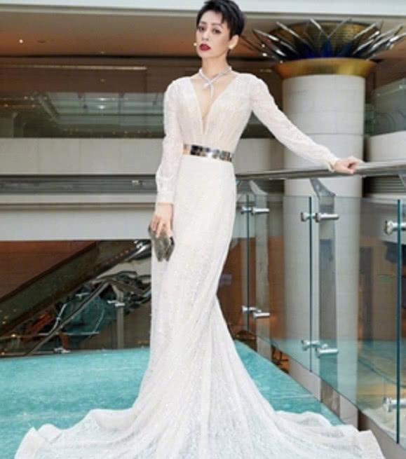 宁静身材不输柳岩 穿上深V裙秀身材 网友： 看不出有46岁