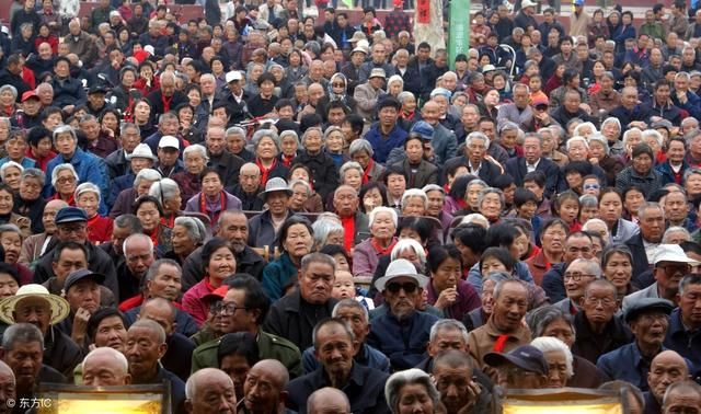 满60岁农民每月拿85元养老金，农村养老金上涨为何困难重重？