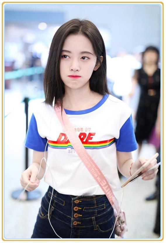 鞠婧祎够狠，穿紧身短裤还要扣四颗扣子，网友：为显腿长真是拼了