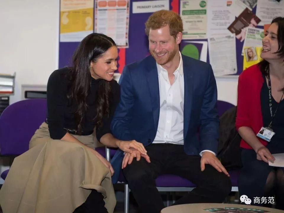 梅根花600万买衣服，坐姿被网友吐槽不合格，王妃太难当