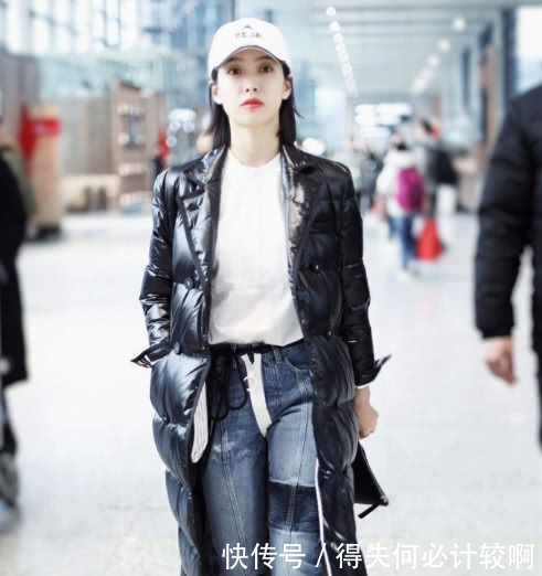 宋茜韩雪同穿长款羽绒服现机场，网友土豪与豪门的差距真明显！