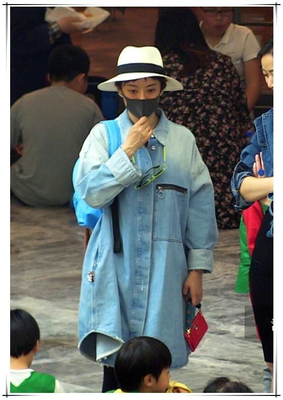 本以为马伊琍的机场穿搭够随性的了，可看到孙俪，我沉默了！