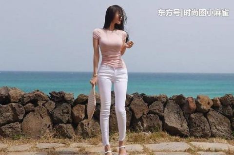  「细节上」街拍：魅力十足的小姐姐，搭配紧身牛仔裤，曲线苗条！