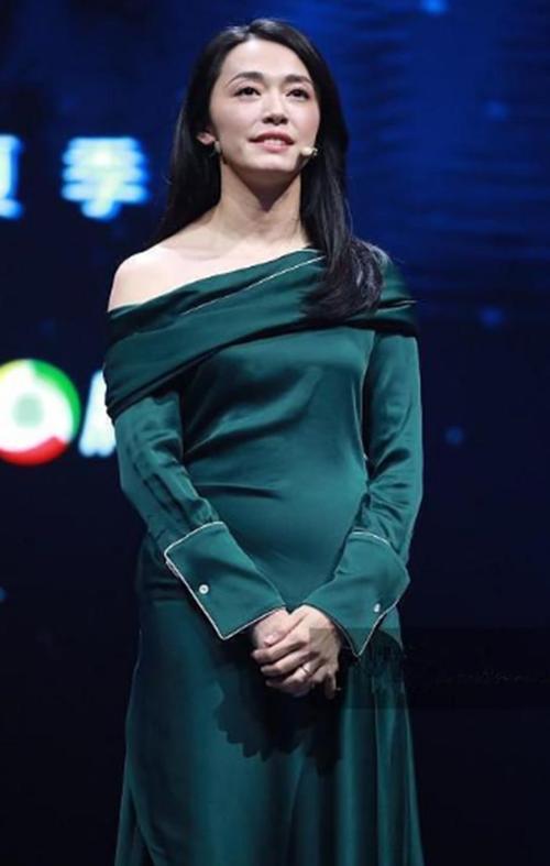 姚晨豁出去了，身穿紧身连衣裙大秀身材，网友：勒出小肚腩尴尬了