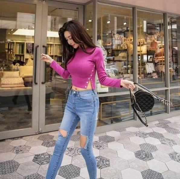 洒脱帅气的牛仔裤女神，塑造完美腿部曲线，十分抢眼！