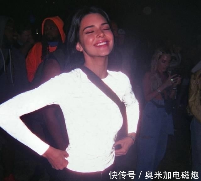  「反光设计」最时髦的人都在穿这件衣服
