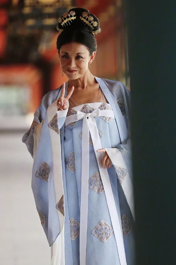 好看| 倪妮素颜扮男装依旧貌美!和精修图无差的好肤质该如何养成?