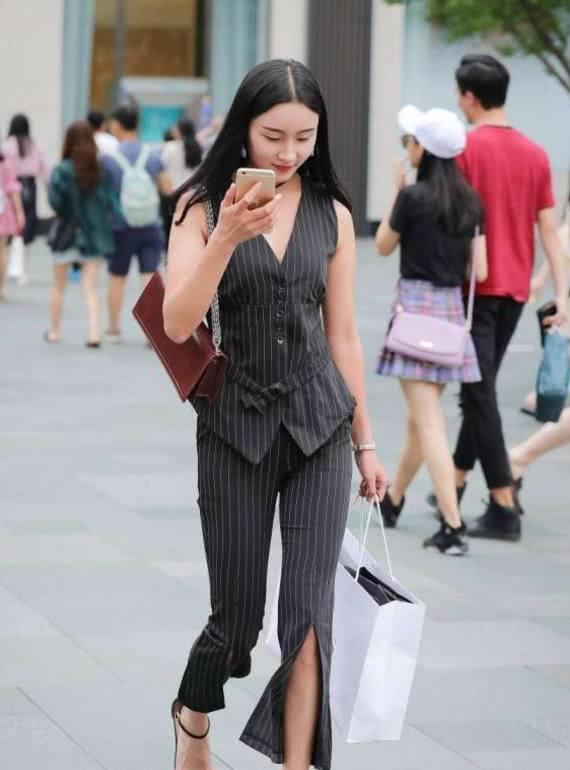 街拍:这些紧身裤的美女,你更喜欢哪一个呢?