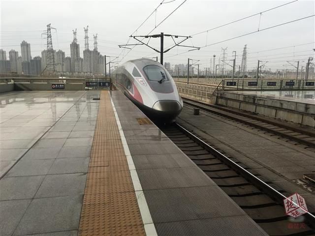 “全国道德模范”刘洋首次开上高铁列车