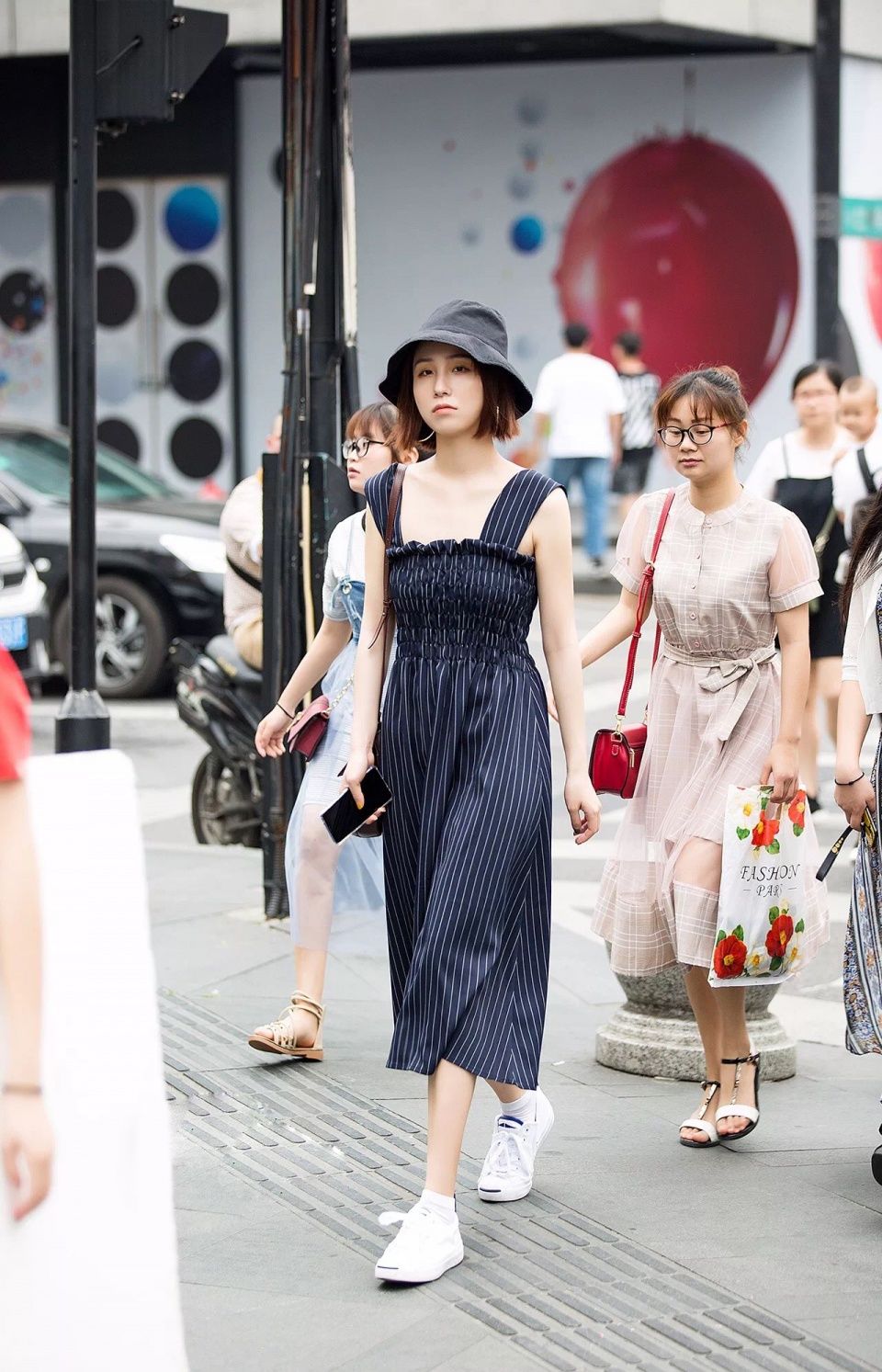 街拍丨连大叔都回头看的小姐姐到底多会穿!