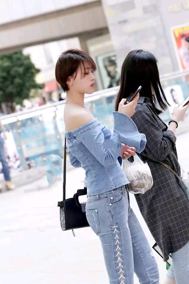 「 风采」一身优雅的穿搭,尽显时尚风采,街拍:天生丽质的小美女