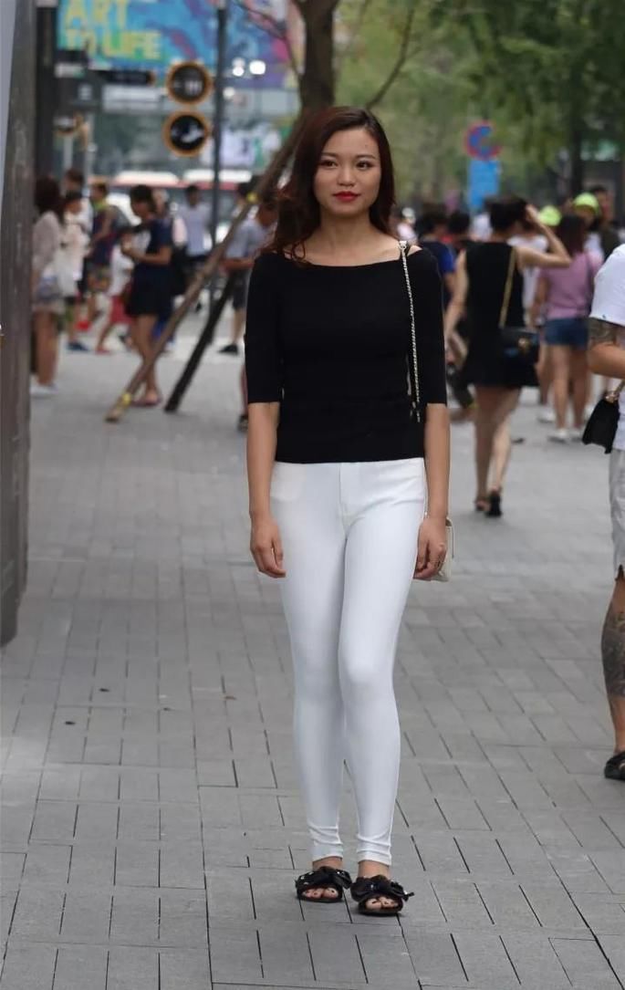 街拍：新颖出彩的紧身裙美女，更显娇小身姿，衬托靓丽的气质