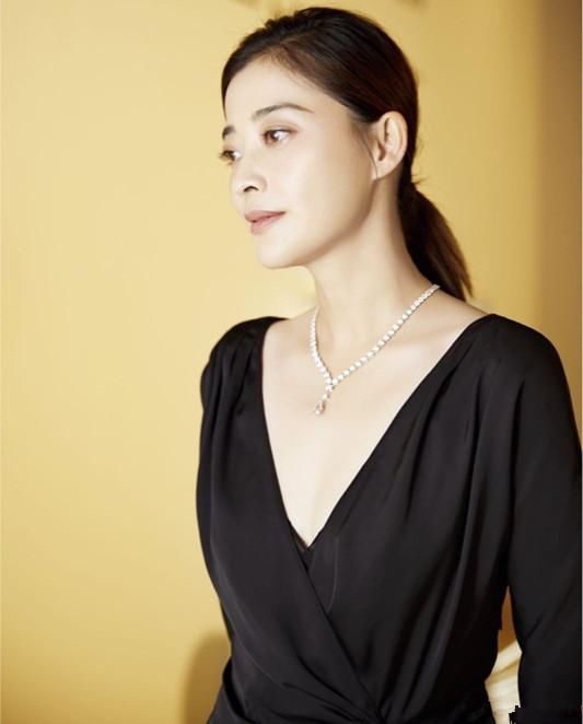 43岁梅婷现身某活动，穿黑色长裙淡露事业线，简直比23岁那年还美