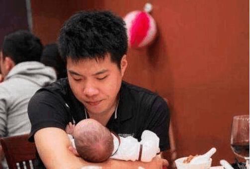 黄毅清微博大号已解封 继续疯狂抹黑铲屎官 但很快就现出原形!