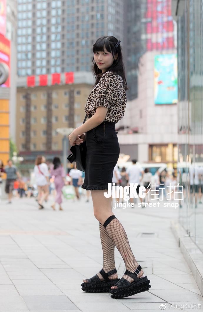 街拍:卓尔不群的姑娘，美的轻松不费力,高挑的身材让人羡慕