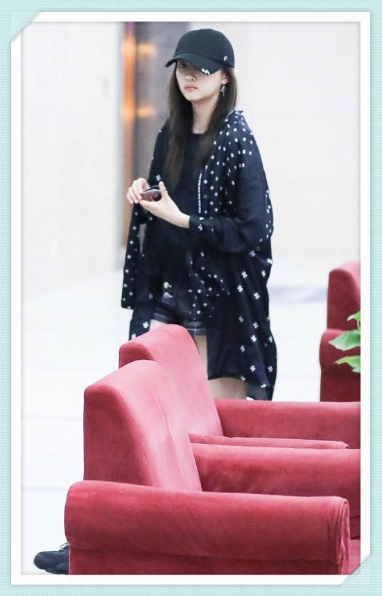 看了关晓彤穿星星装，再看看张韶涵，网友:真嫩还是装嫩一目了然