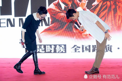 49岁许晴真会搭，穿过膝长靴当皮裤，网友：隔着屏幕都闻到脚丫味