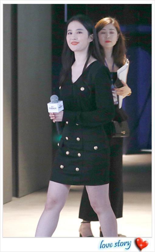 路人镜头下的刘亦菲, 紧身包臀裙超抢眼, 但看到露出的腿我沉默了