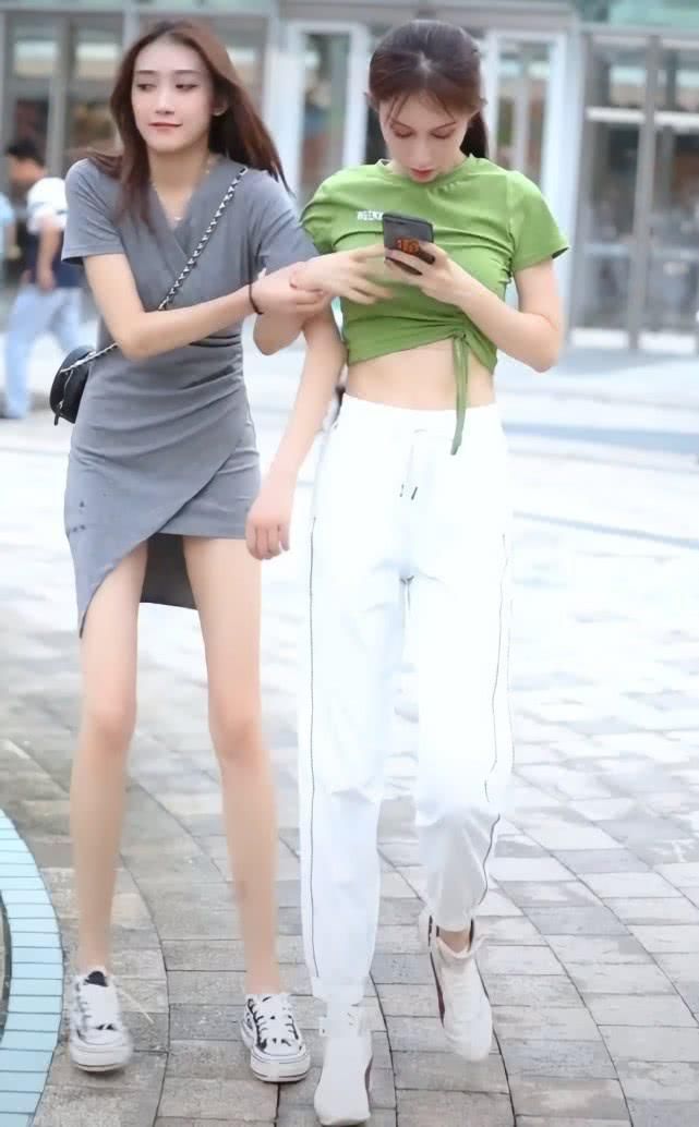  「真闺蜜」有种“不抢风头”叫“你穿裙子，我穿短T”，真闺蜜就是我们“都是焦点”