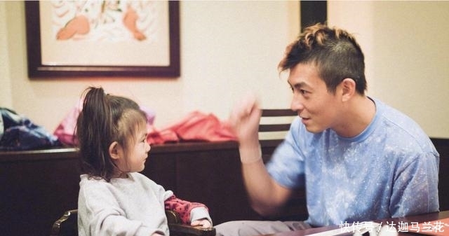  『露齿』陈冠希晒女儿萌照，Alaia对镜露齿微笑，亲自教女儿学写名字