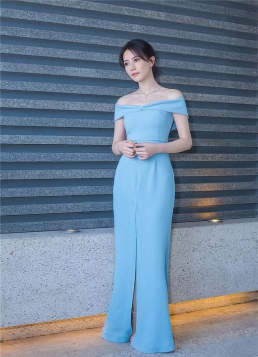 女星穿蓝裙谁最美？秦岚优雅，高圆圆端庄，佟丽娅就尴尬了！