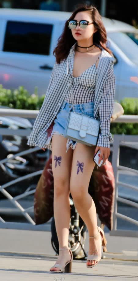 气质小姐姐性感格子抹胸秀出丰满上围，网友：鼻子怎么流血了