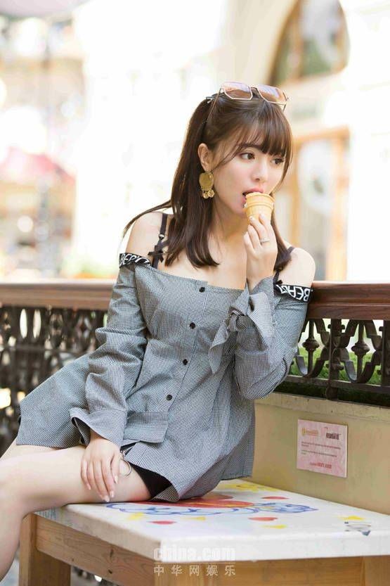 阿兰清新鬼马街拍 世界杯和冰激淋更配