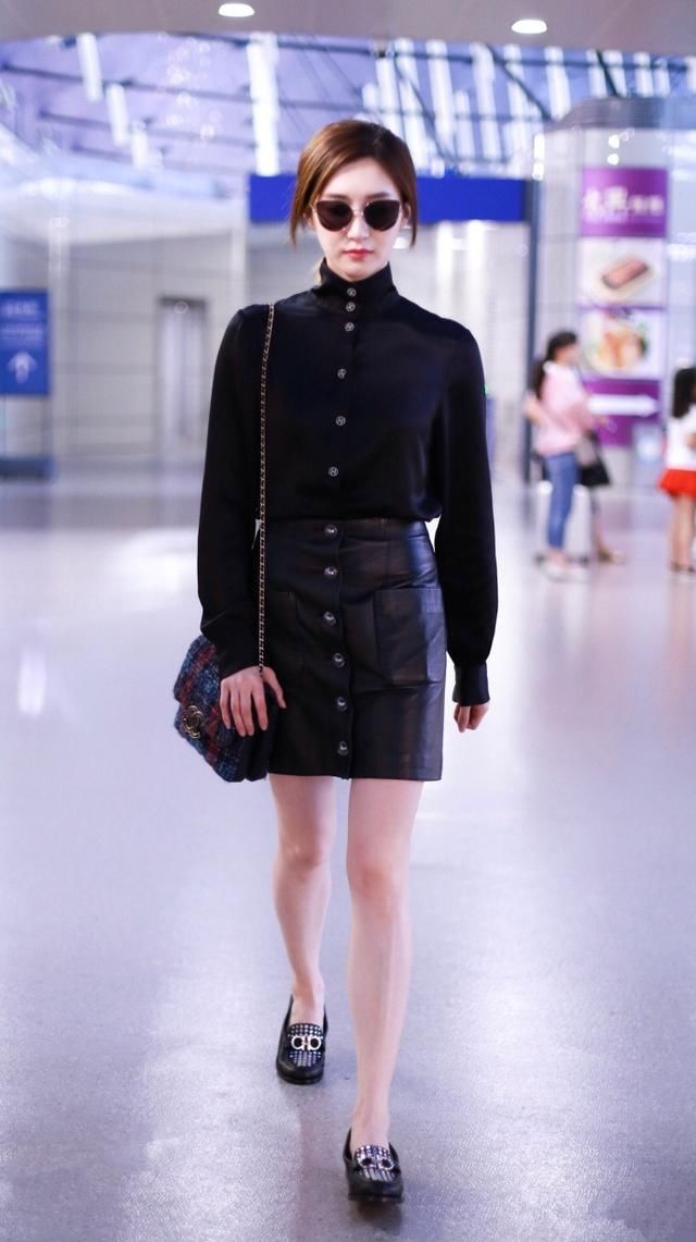 江疏影太惊艳了！一步裙配高跟鞋踩枫叶，网友：大长腿藏不住！