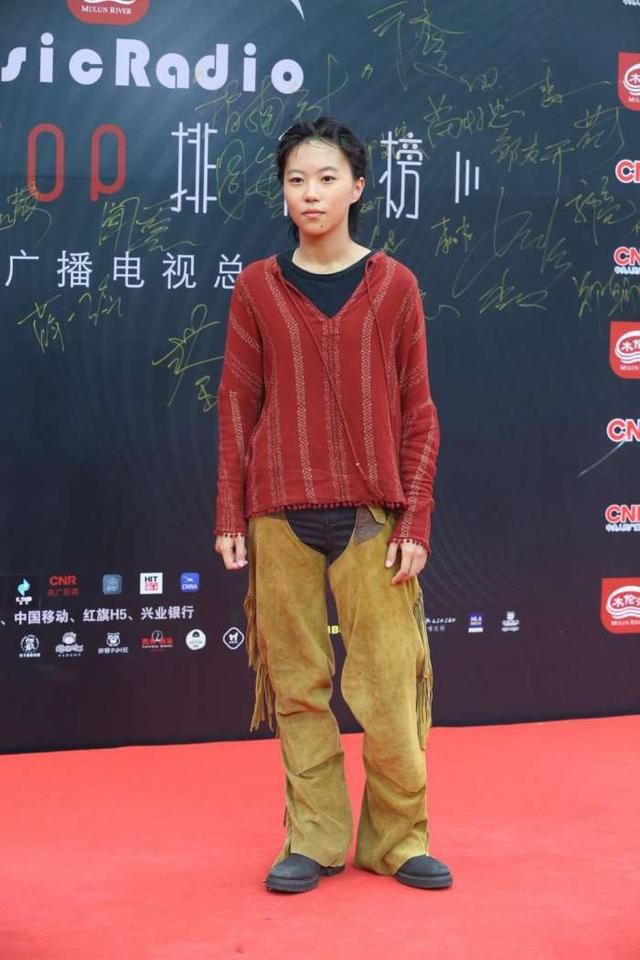 窦靖童审美跑偏，红毯上裤子迷之尴尬，网友：王菲也不敢这么穿！