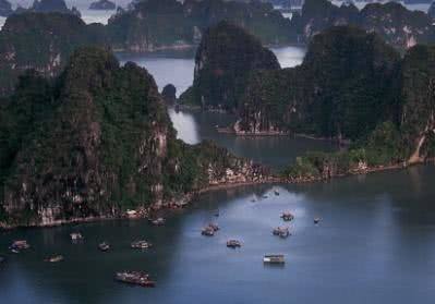 海上的溶洞你见过没？快到“海上小桂林”——下龙湾一起看看吧！