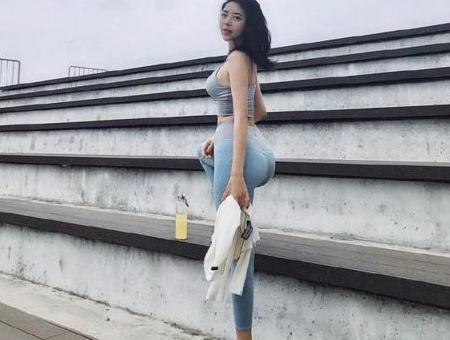 时尚帅气的打底裤小姐姐，个性又不失优雅感，让人眼前一亮！