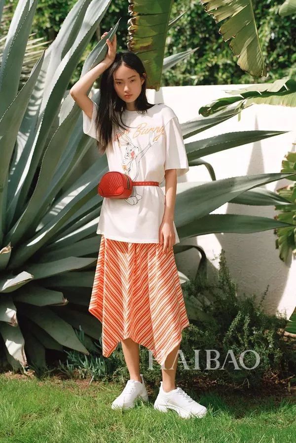 好看| 各种场合都能Hold住的“Tee+过膝裙”，包你时髦一整夏!