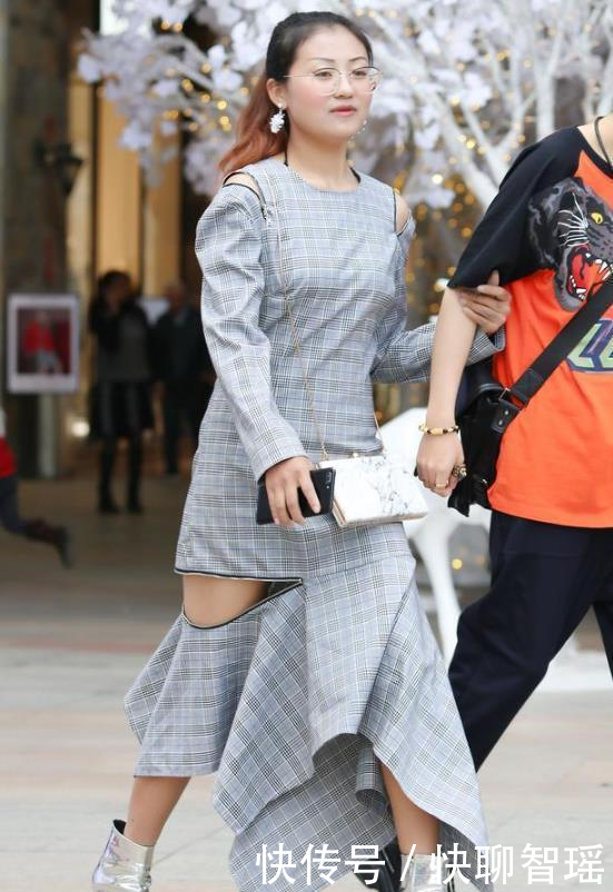  『感情』街拍穿搭：所谓的一见钟情的感情，最终还是放下了！