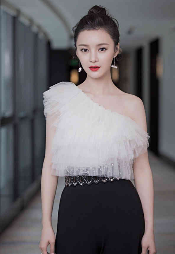 《一千零一夜》最美女配路宝妮,一身黑白配美上天,女人味不输热