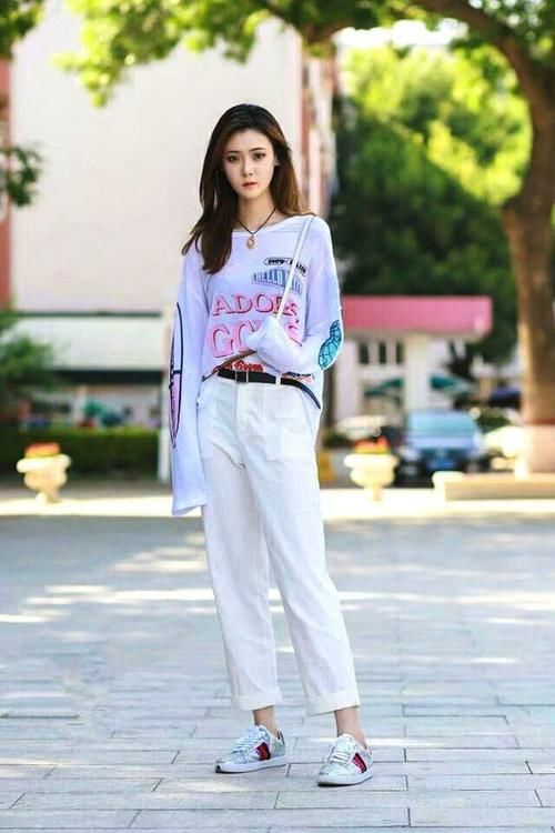 街拍：图2包臀裙美女很清纯图3吊带裙美女在遛狗