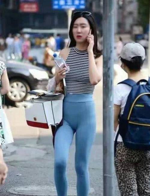 穿着修身牛仔裤出街的美女,让人感觉眼前一亮,倍显韵美迷人
